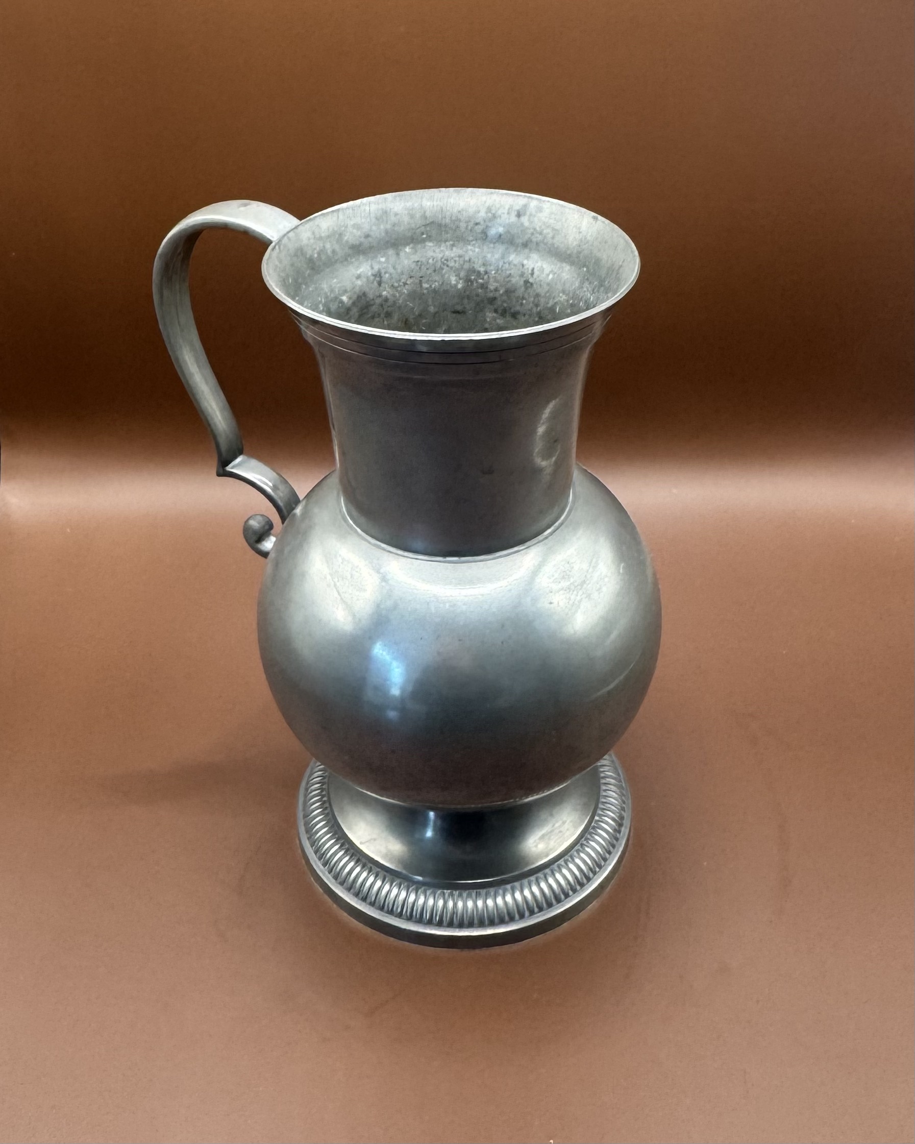 Carafe en étain, Les Chevaliers d’Étain